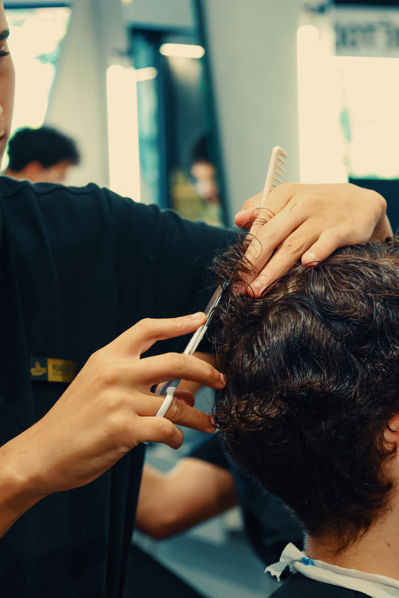 Corte com tesoura profissional